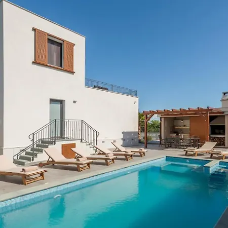 Modea With Heated Pool Villa
