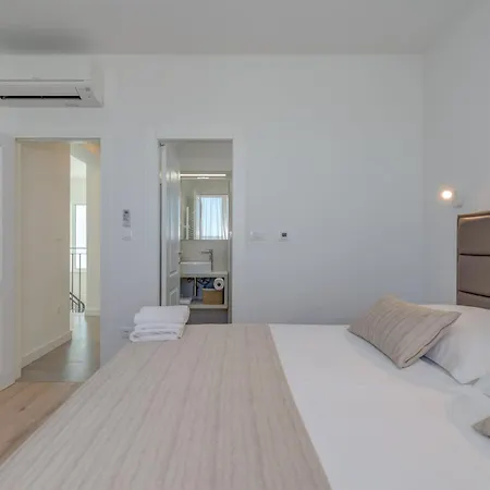 Modea With Heated Pool