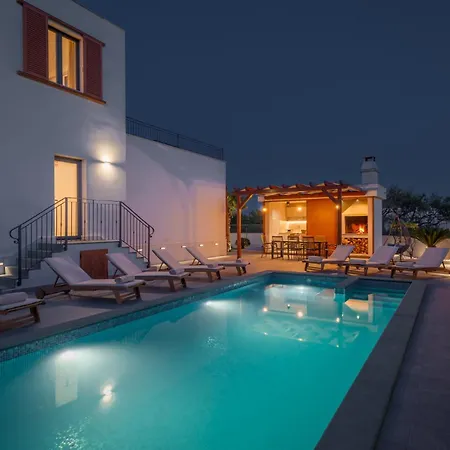 Villa Modea With Heated Pool