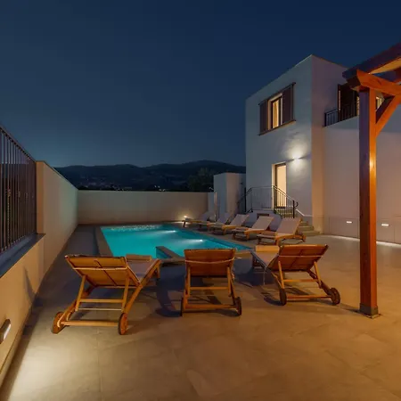 Modea With Heated Pool Villa *