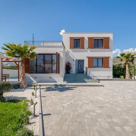 Modea With Heated Pool *