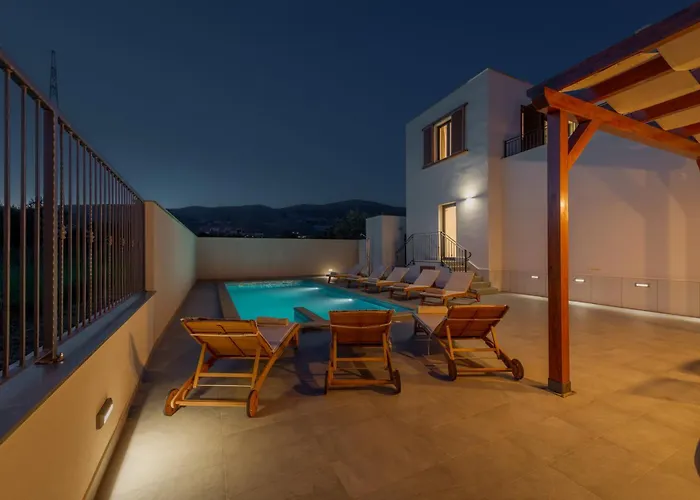 Modea With Heated Pool Villa *
