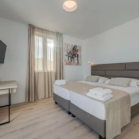 Modea With Heated Pool *