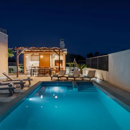 Villa Modea With Heated Pool