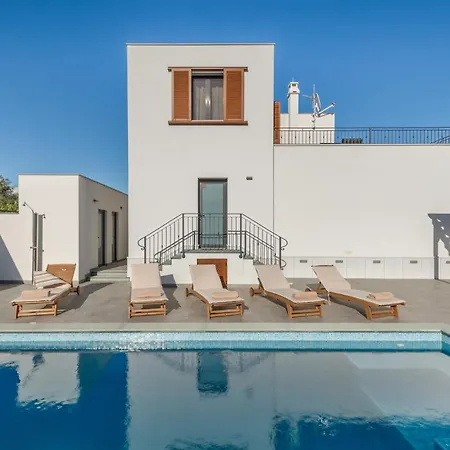 Modea With Heated Pool