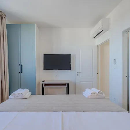 Modea With Heated Pool