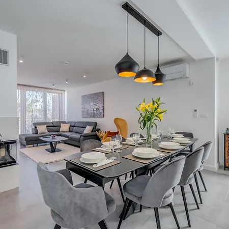 Modea With Heated Pool Villa *