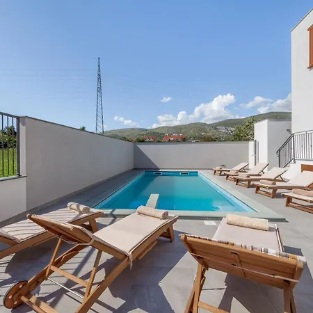 Modea With Heated Pool