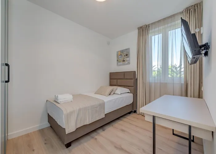 Modea With Heated Pool 빌라