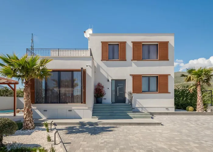 Modea With Heated Pool 빌라