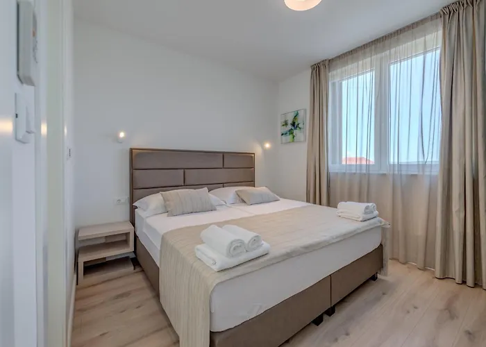 Modea With Heated Pool 빌라