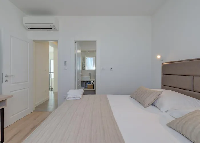 Modea With Heated Pool