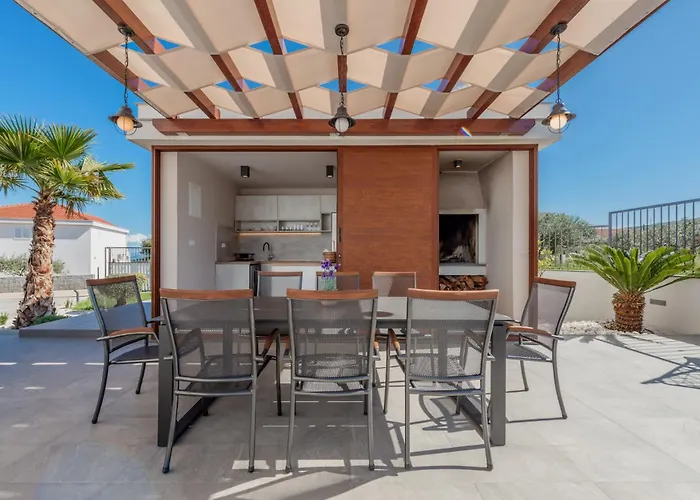 Modea With Heated Pool 빌라