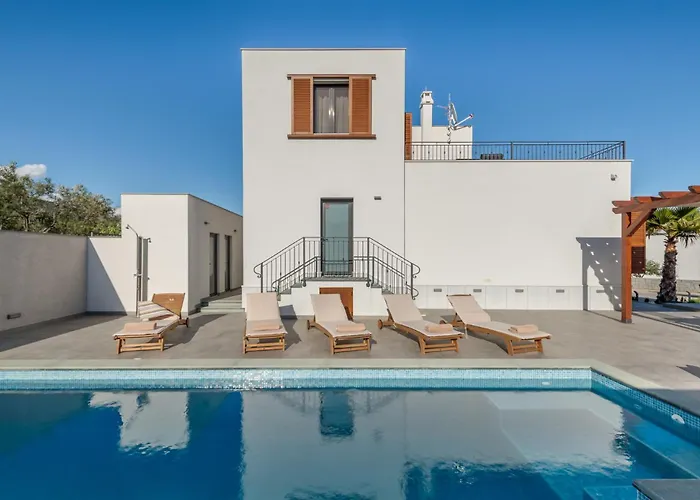 Modea With Heated Pool