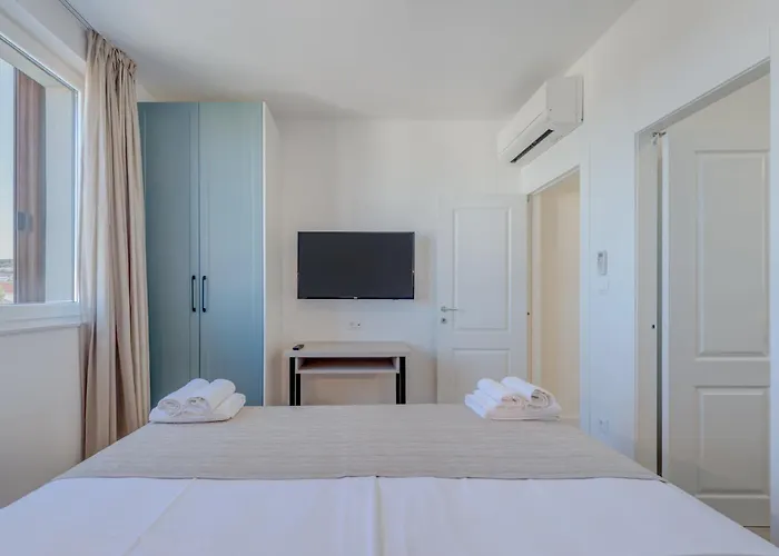 Modea With Heated Pool