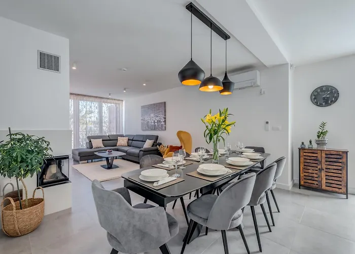 Modea With Heated Pool 빌라 *