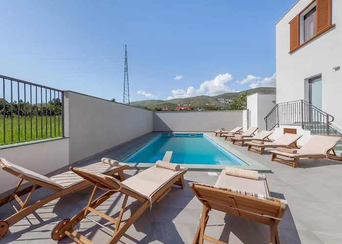 Modea With Heated Pool