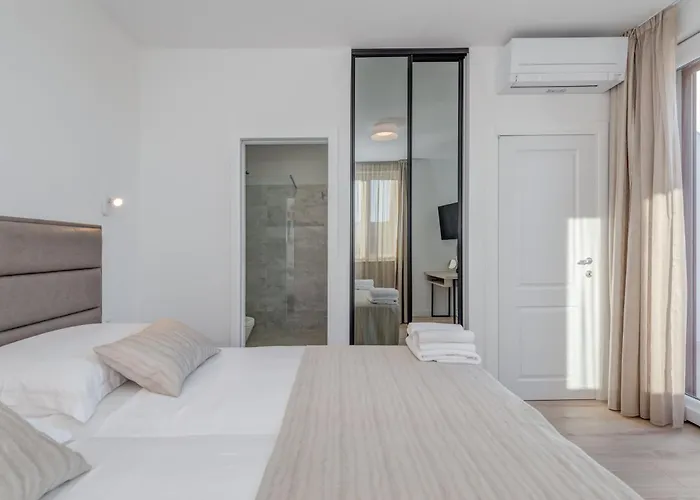 Modea With Heated Pool 빌라